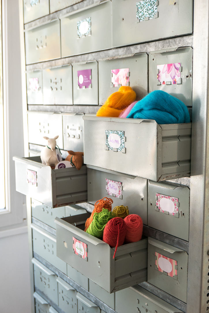 The Home Academy poniendo mueble ferretero